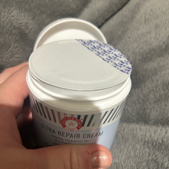 BN First Aid Beauty Ultra Repair Cream - Picture 3 of 4